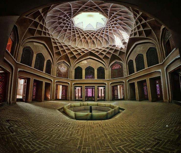 عمارت هشتی در باغ دولت آباد یزد