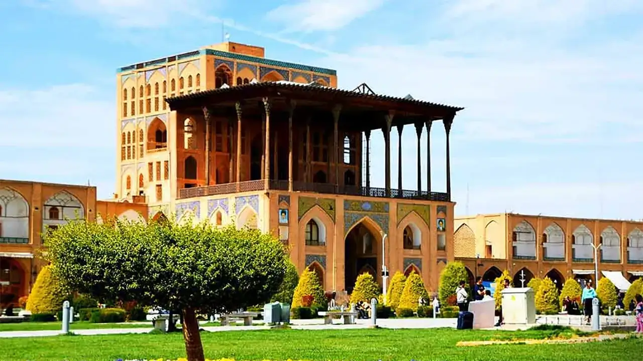 جاهای دیدنی اصفهان- کاخ عالی قاپو
