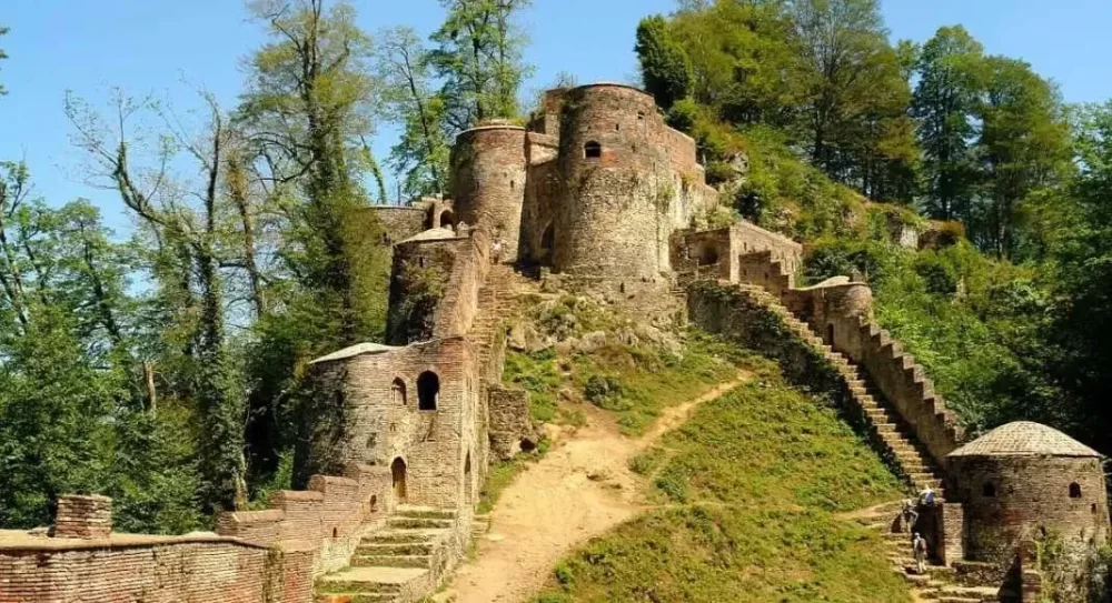 قلعه رودخان یکی از جاذبه های گردشگری گیسوم
