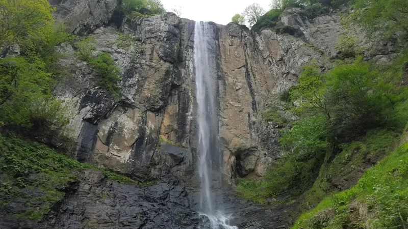 آبشار لاتون یکی از بهترین جاهای دیدنی نزدیک دریاچه سوها