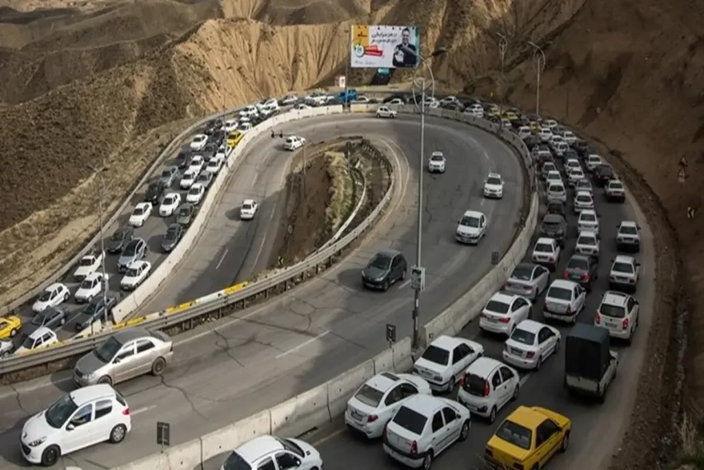 ⛔️ آزادراه تهران - شمال در چنگال ترافیک! سفر خود را مدیریت کنید.