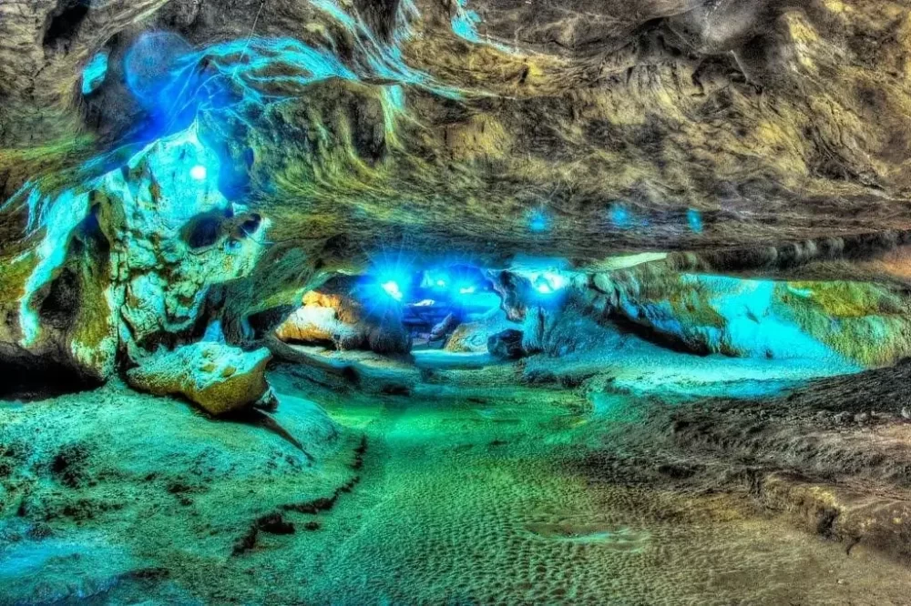 کتله خور زیباترین غار آهکی ایران