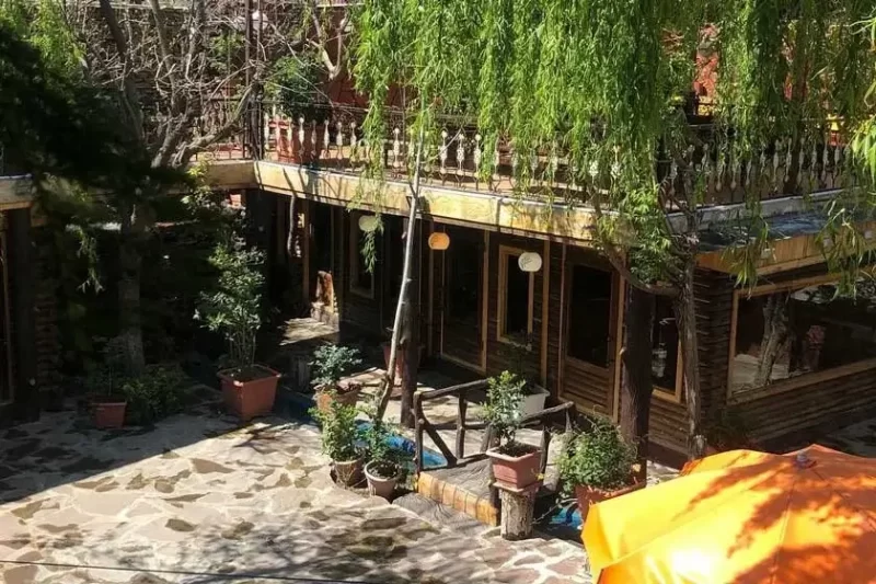 طبیعت کن باغ رستوران با موسیقی زنده در غرب تهران