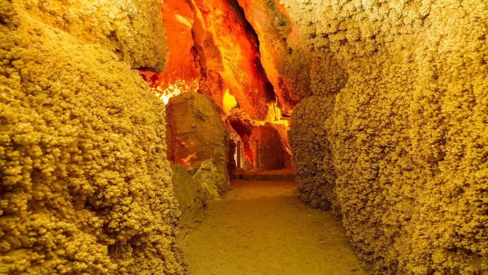غار چال نخجیر در استان مرکزی