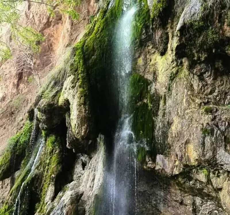 آبشار شاه لولاک، جاذبه ای زیبا در دل کوه