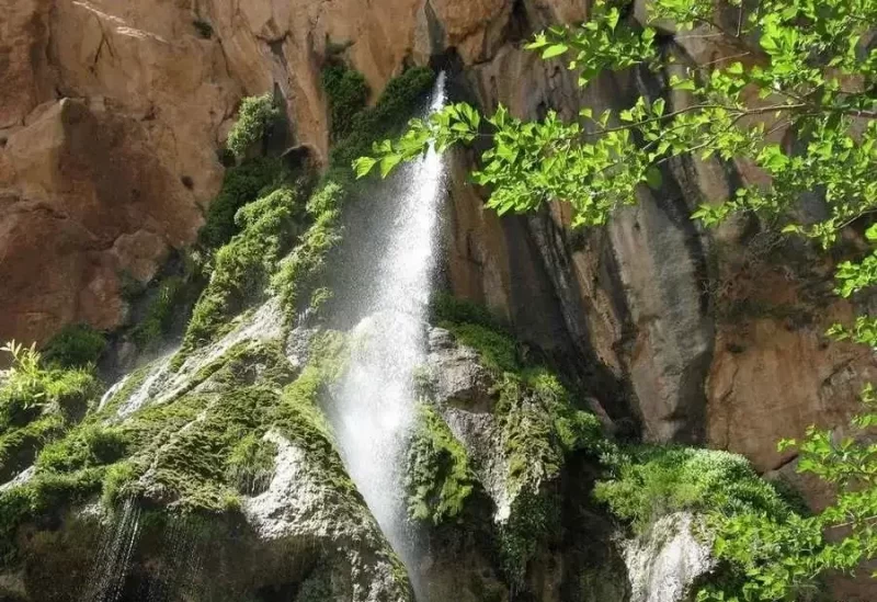 جاذبه آبشار شاه لولاک