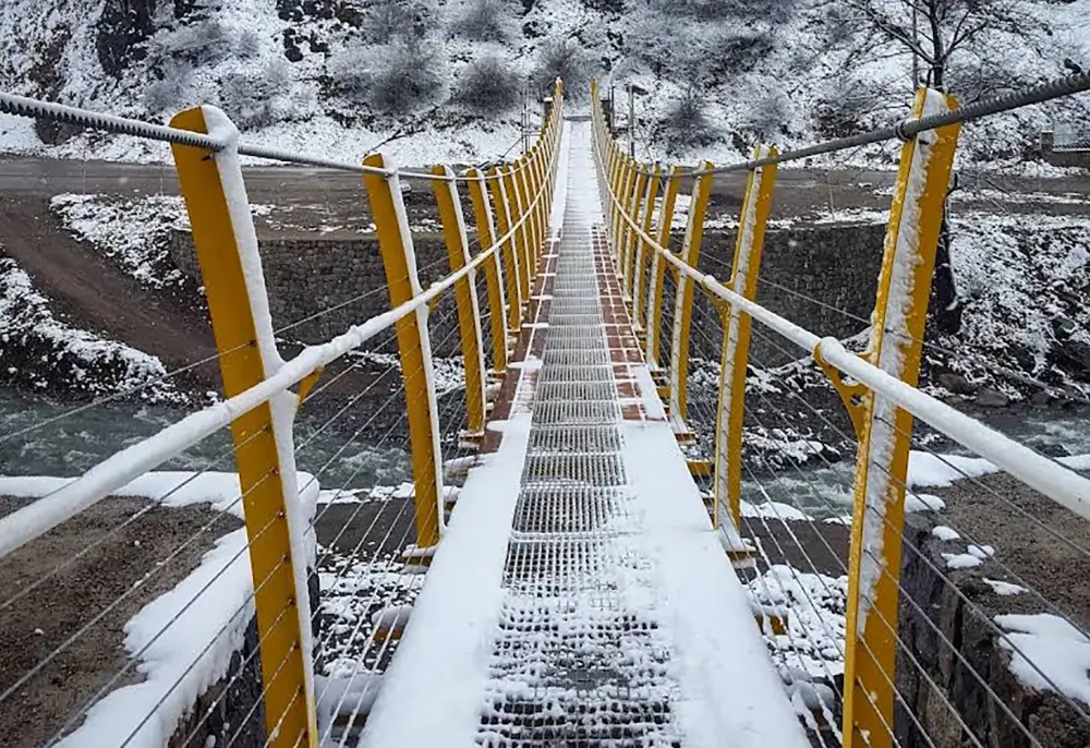 پل معلق رودبارک در زمستان